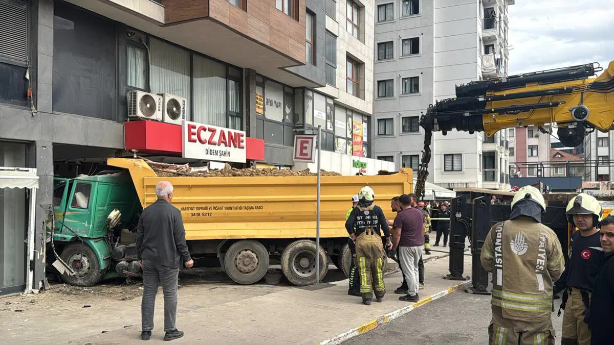 İstanbul Pendik'te hafriyat kamyonu 9 katlı binanın eczanesine daldı: 7 yaralının arasında kim var?