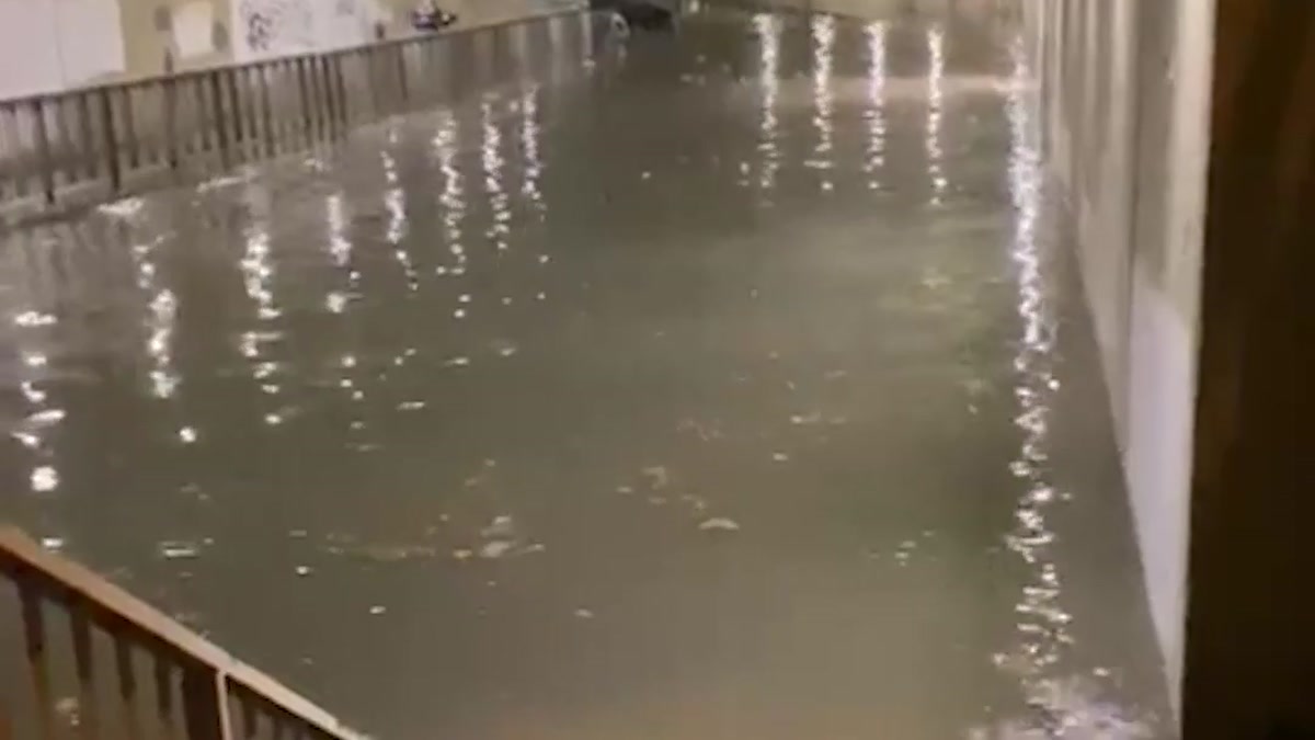 Pendik'te suyla dolan yaya alt geçidi