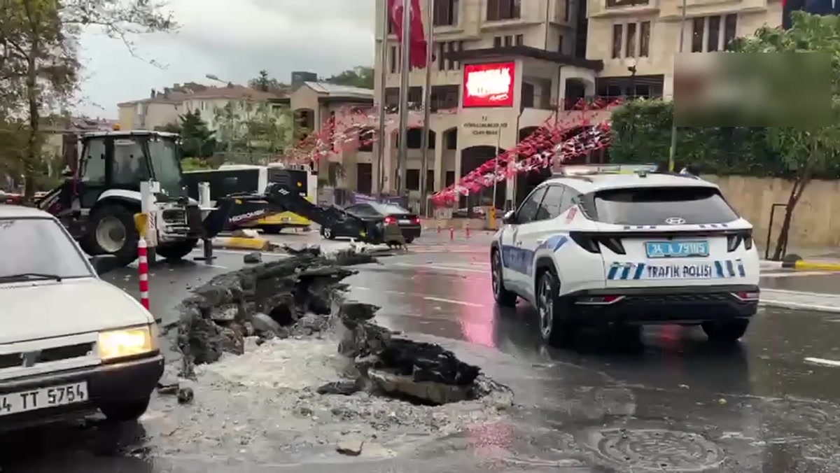 İstanbul Eyüpsultan.ta sağanak sonrası çöken yol