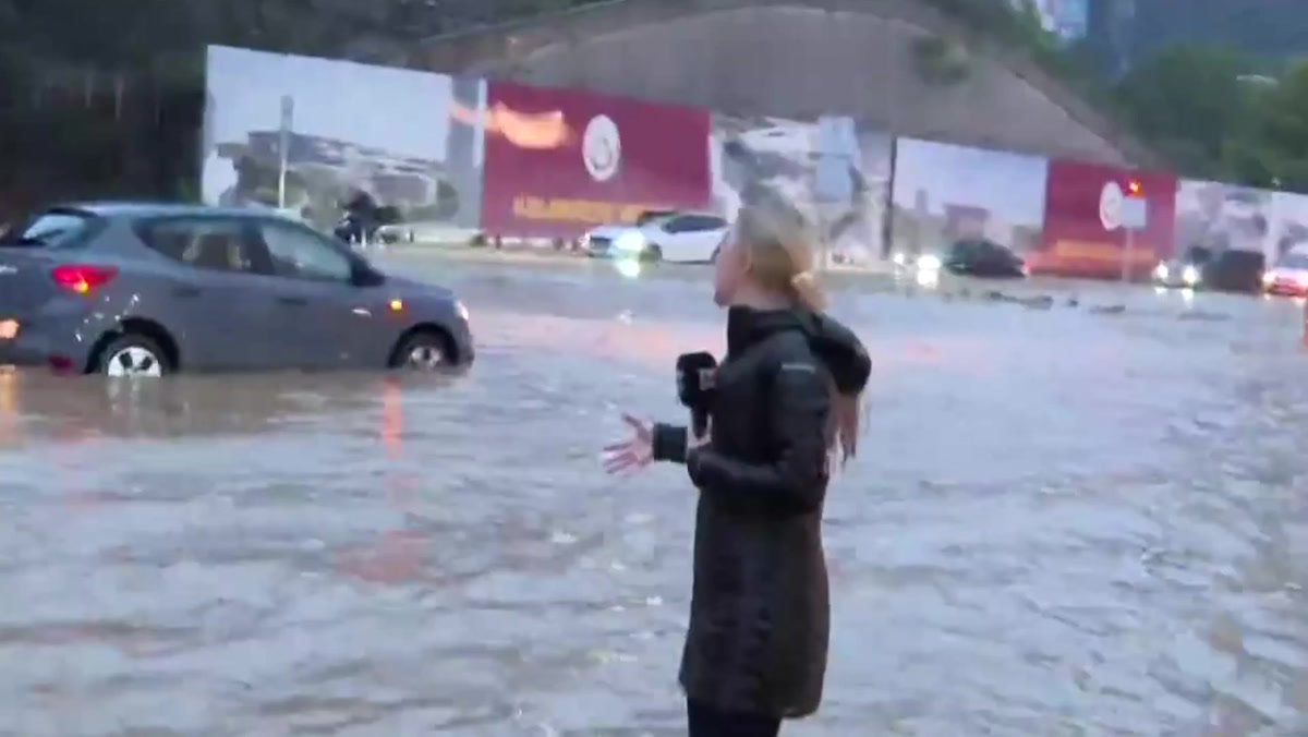 İstanbul Sarıyer.de sağanakta göle dönen yol
