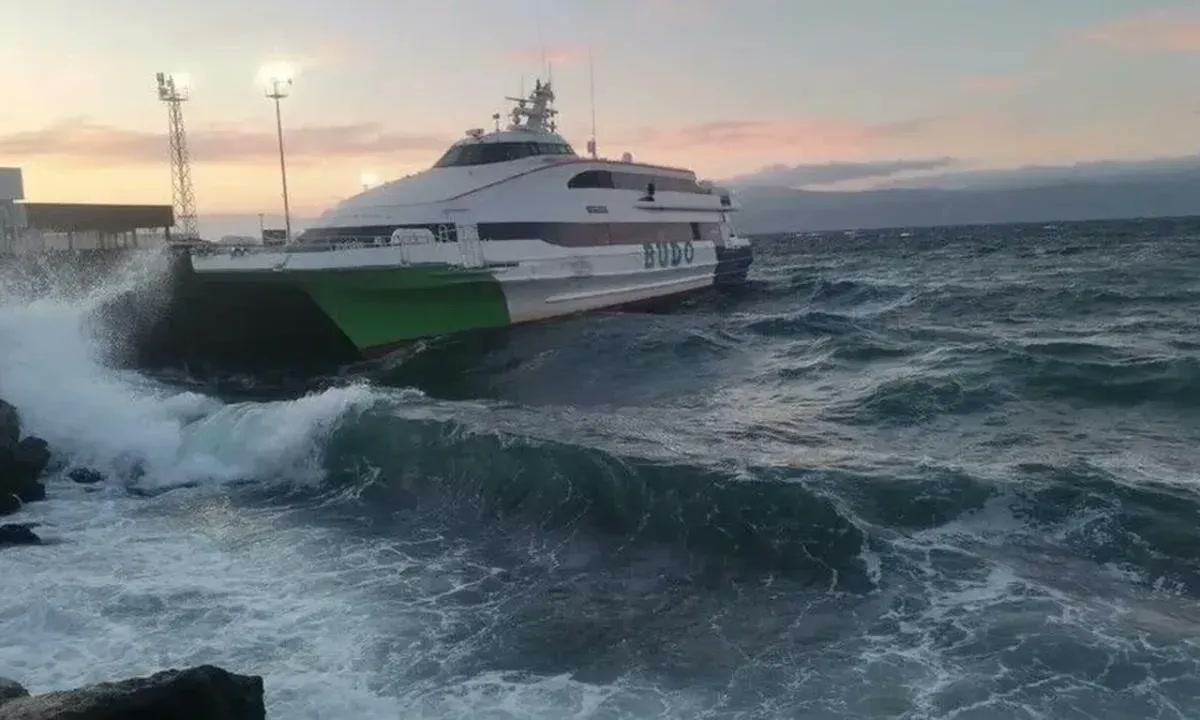 İstanbul'da sağanak gökyüzünü de kilitledi: İstanbul Havalimanı ve Sabiha Gökçen'e inemeyen 46 uçak Ankara'dan