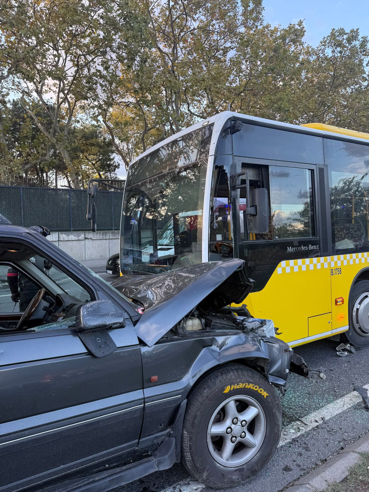 İstanbul Sarıyer'de karşı şeride geçen cip İETT otobüsüne öyle bir çarptı ki Kaza anı kamerada