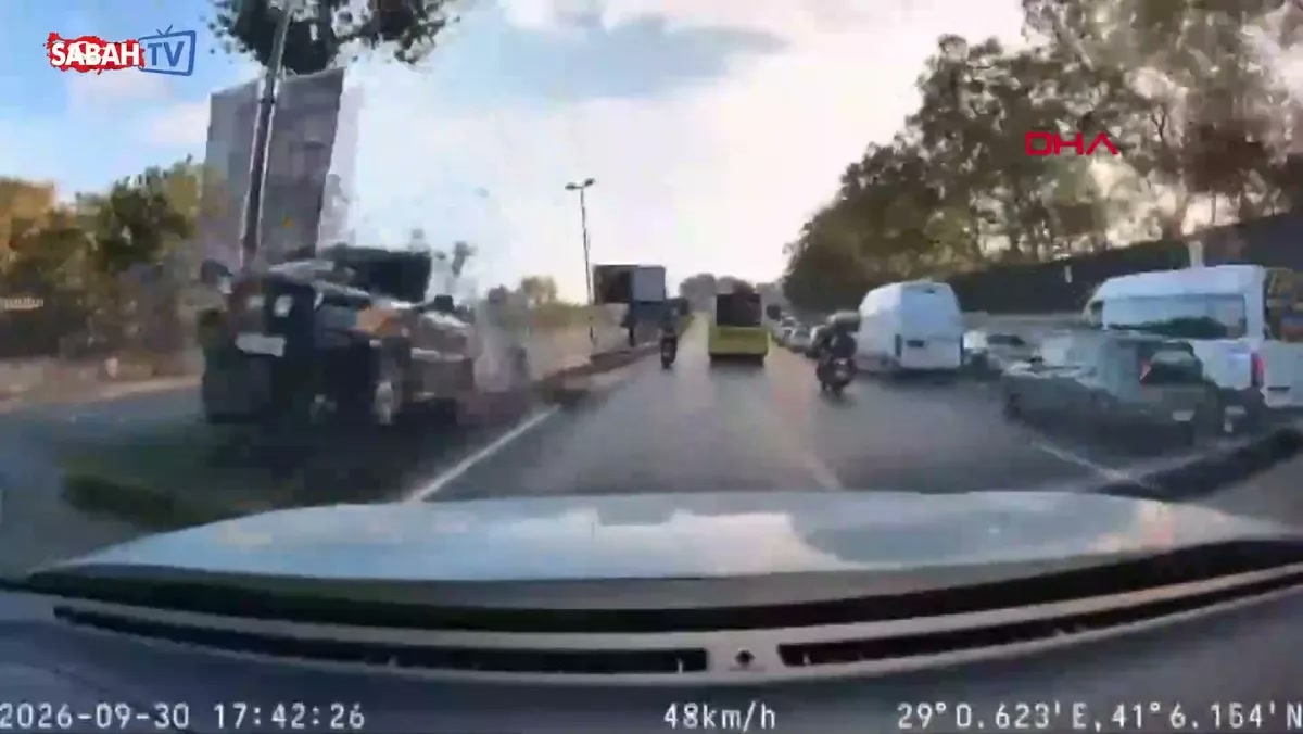 İstanbul Sarıyer'de karşı şeride geçen cip İETT otobüsüne öyle bir çarptı ki Kaza anı kamerada