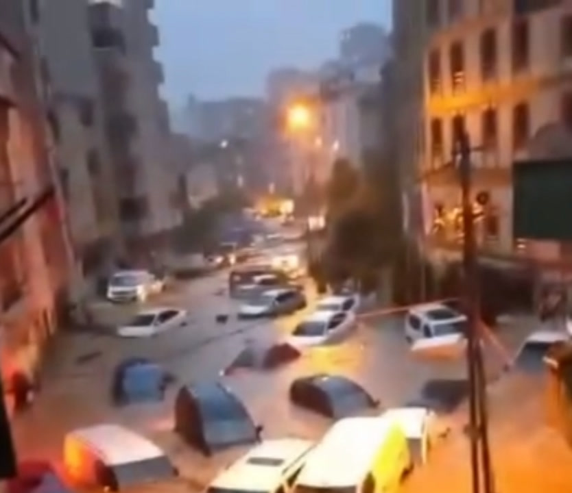 İstanbul Sarıyer'de Ayazağa'yı sel bastı, araçlar sürüklendi: stüdyoda mahsur kalan Murat Boz ile Demet Özdemi