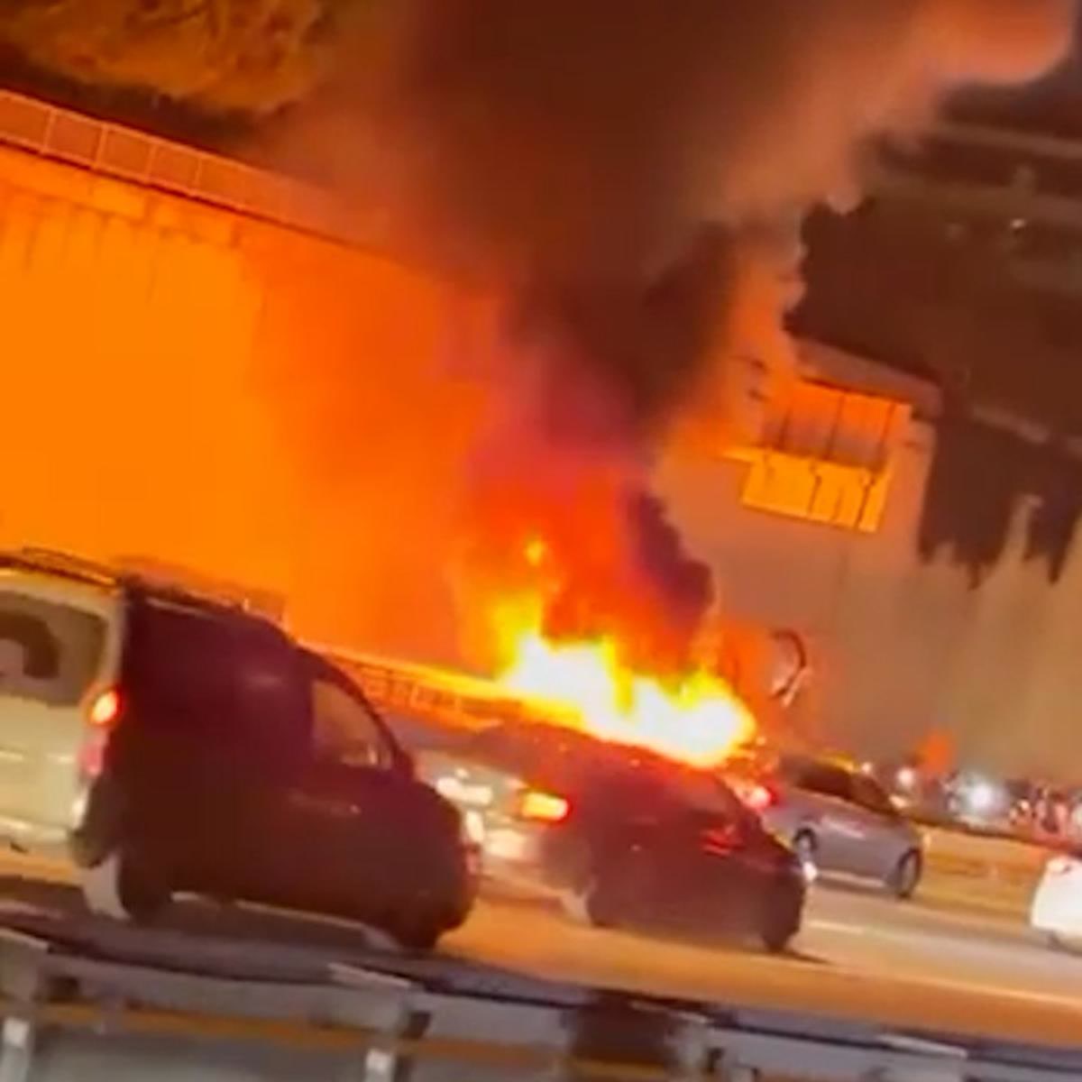 İstanbul Sarıyer'de TEM'de duran taksiye çarpan otomobil Alevler ne kadar büyüdü?