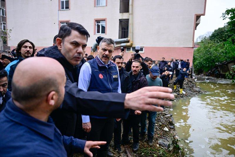 İstanbul'da sel sürerken Recep Tayyip Erdoğan, Murat Kurum'dan Ayazağa'nın son durumunu alıp sel mağdurlarına 