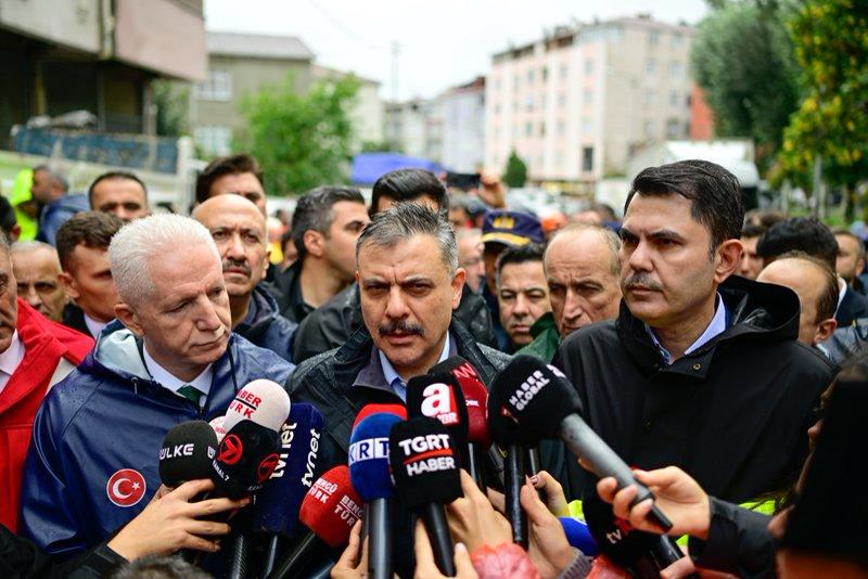 İstanbul'da sel sürerken Recep Tayyip Erdoğan, Murat Kurum'dan Ayazağa'nın son durumunu alıp sel mağdurlarına 