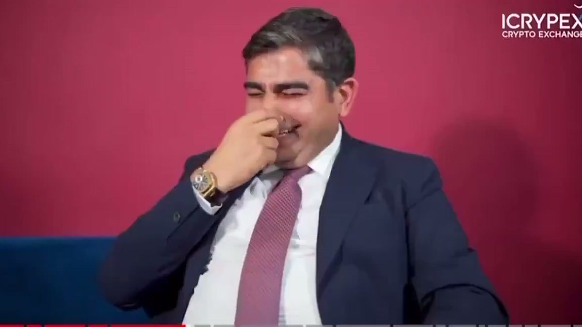 Sezgin Baran Korkmaz Galatasaray Florya tesislerindeki tanışmayı anlatırken gülüyor