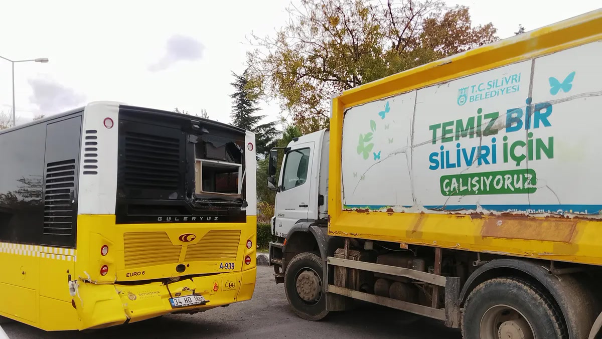 İstanbul Silivri'de D-100'de çöp kamyonu ile İETT otobüsü burun buruna geldi, otobüstekilerin başına gelenler 
