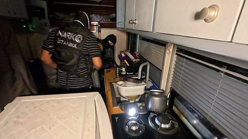 İstanbul Şişli'de karavan uyuşturucu operasyonu: 15 gün izlenen yabancı plakalı aracın altındaki üç gizli depo