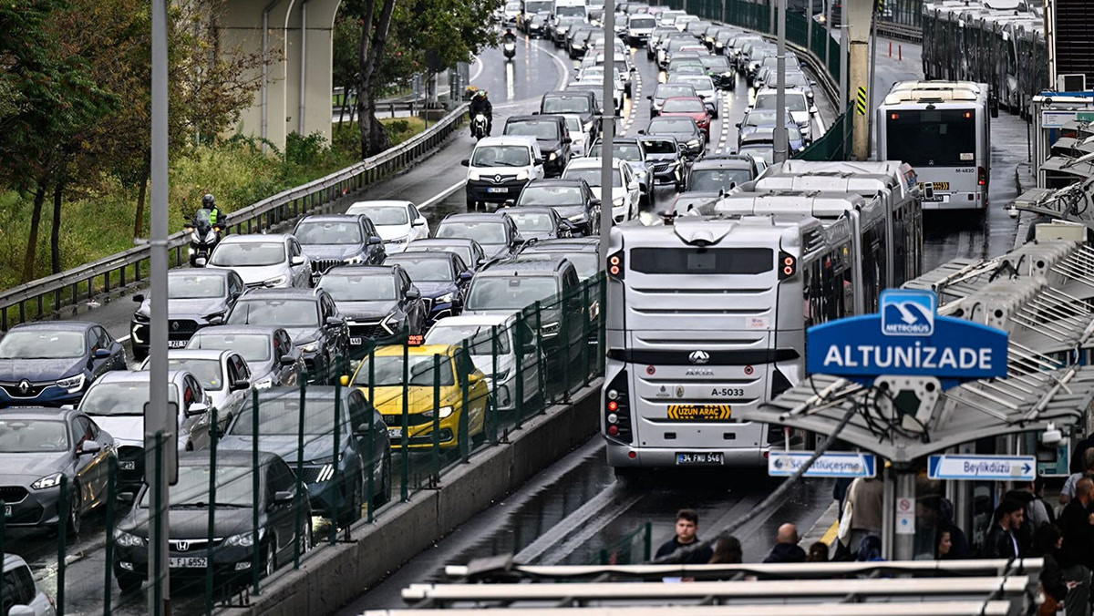 İstanbul trafiği yağmura yenildi: İBB haritasında akşam öyle bir yoğunluk rakamı görüldü ki