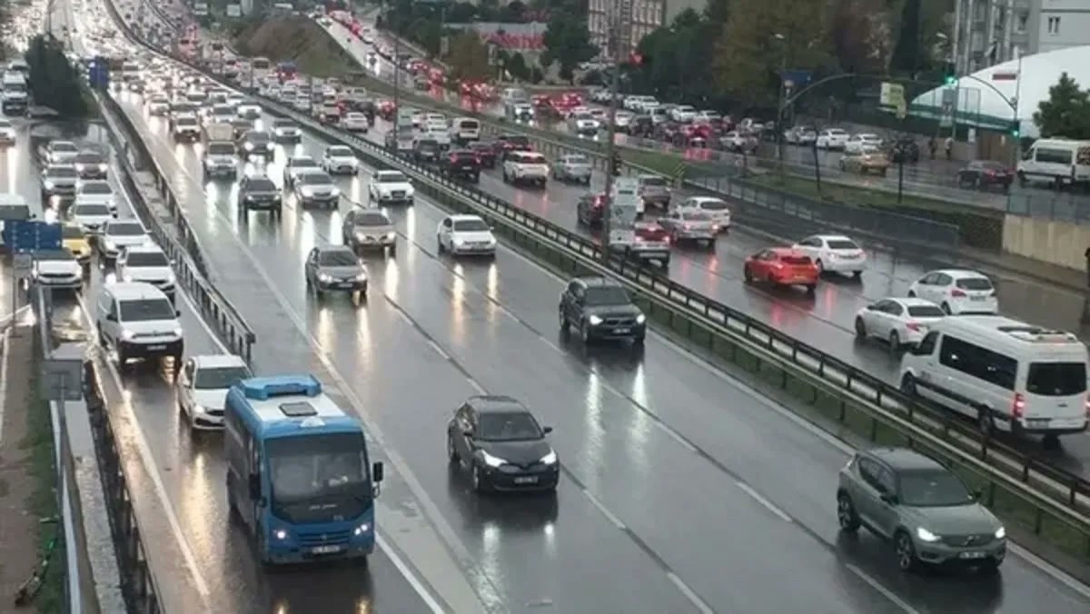 İstanbul trafiği yağmura yenildi: İBB haritasında akşam öyle bir yoğunluk rakamı görüldü ki