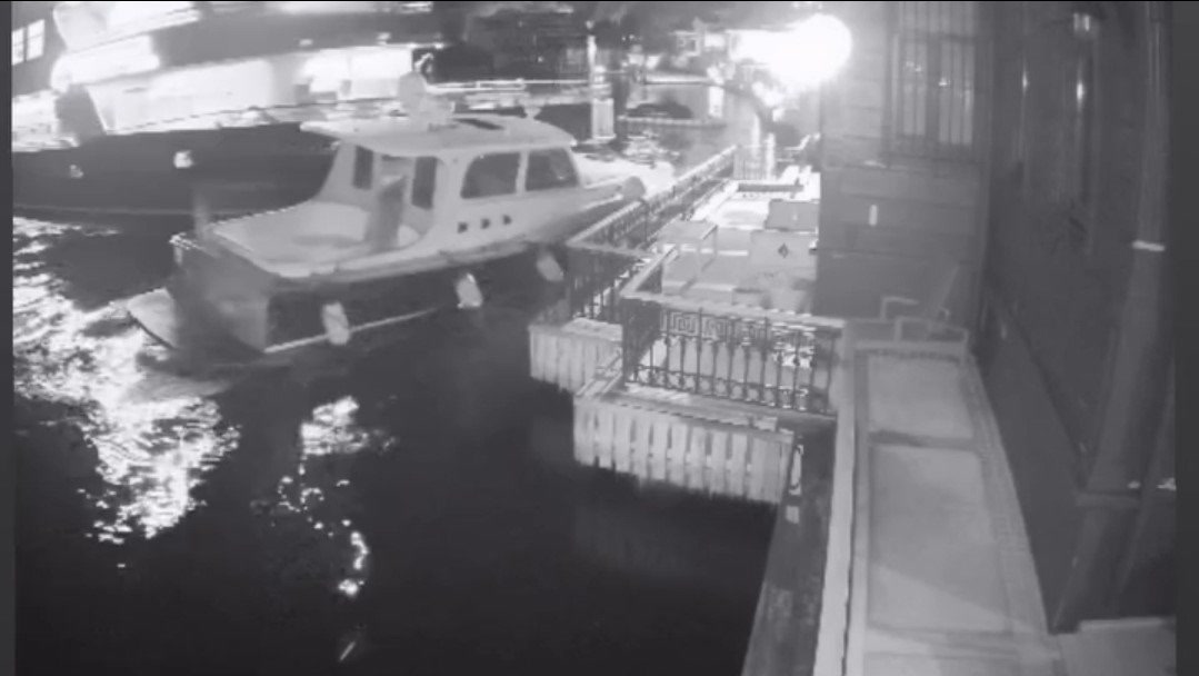 İstanbul Üsküdar'da Derin Mermerci'nin 200 yıllık yalısına gece yolcu vapuru daldı, kamera her şeyi kaydetti: