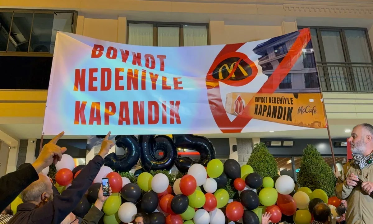 İstanbul Üsküdar'da mahallelinin 1 yıldır her yatsıdan sonra önünde nöbet tuttuğu McDonald's şubesine öyle bir