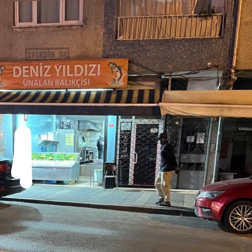 İstanbul Üsküdar'da Fenerbahçeli N'Golo Kanté korumasız sokağa çıktı: bir balıkçının önünde karşısına çıkan va