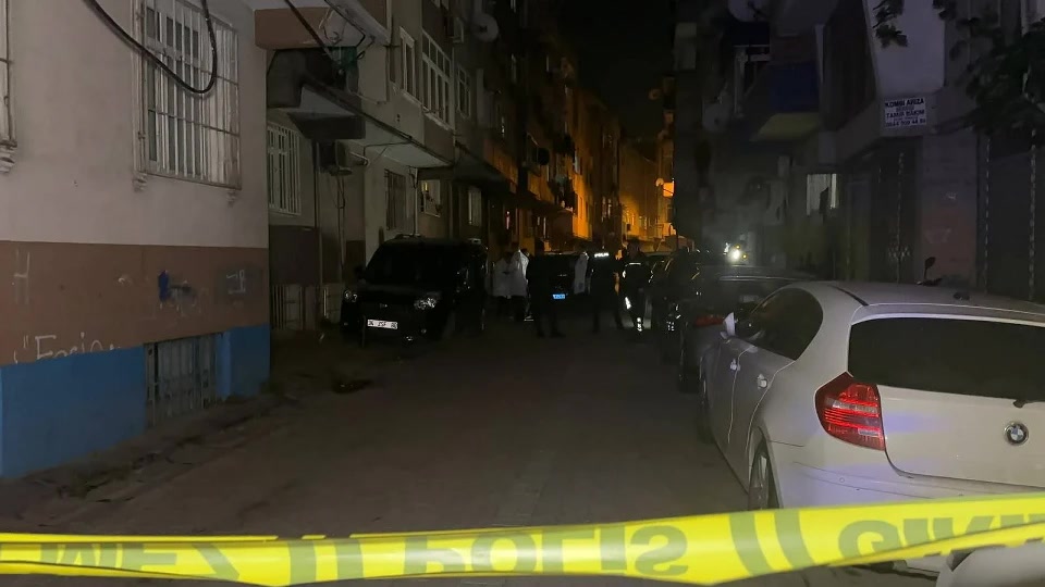 İstanbul Zeytinburnu'nda ihbara giden polise ateş açıldı: kapıyı açmayan evde gece yarısı ne yaşandı?