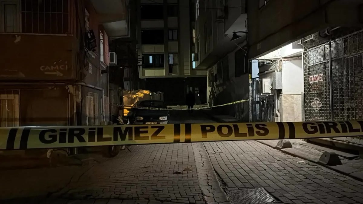 İstanbul'da Zeytinburnu silahlı kavga: mermi bir dairenin camını kırıp içeri girdi, yaralı var mı?