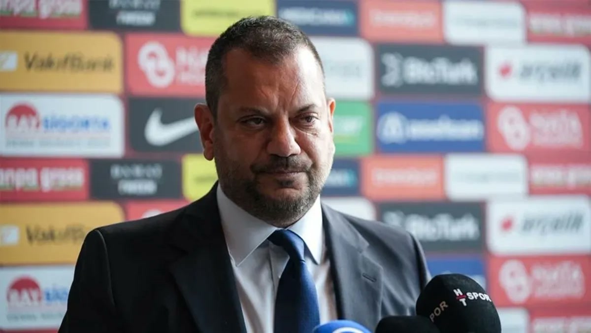 Trabzonspor Başkanı Ertuğrul Doğan, sponsor panosu önünde mikrofonlara konuşurken yakın plan; temiz, yazısız, filigransız kare (Sabah haber görseli, kaynak dosya 930x523, 1200x675 sunum).