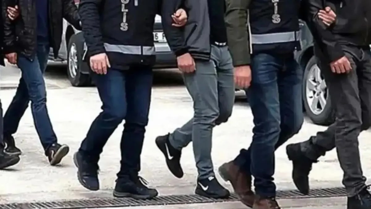 İzmir ve Ankara'da FETÖ operasyonunda iki kola aynı anda baskın: gözaltı listesinde bir psikolog da çıktı
