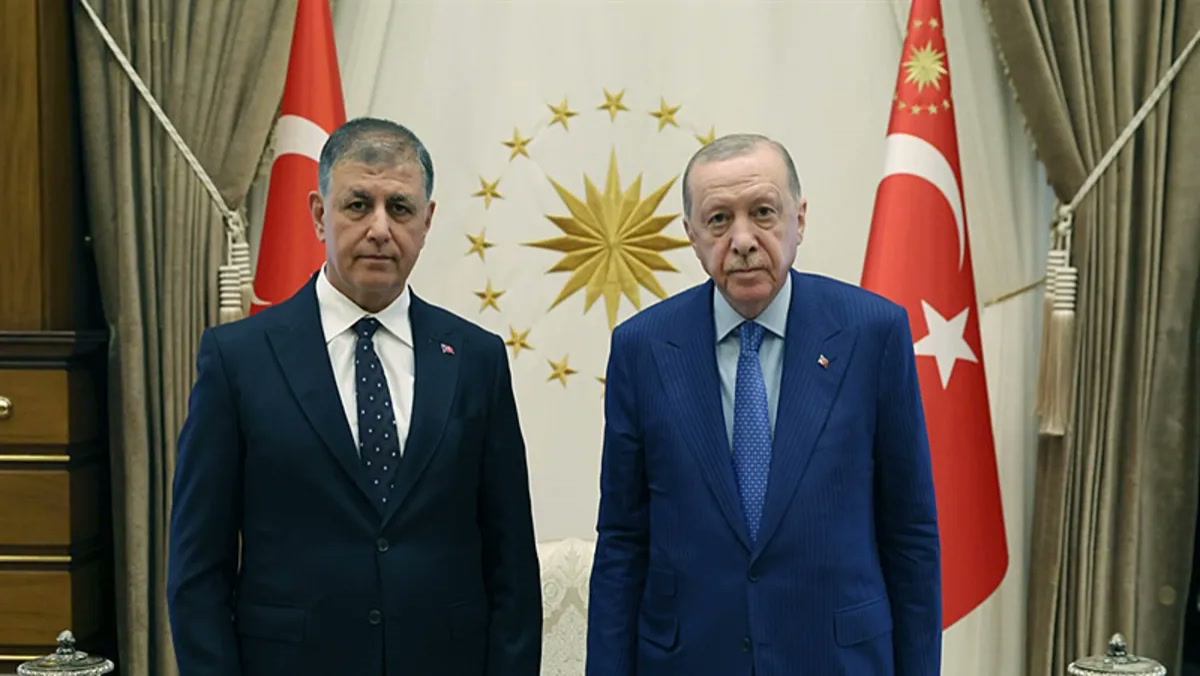 İzmir'de Cemil Tugay için “AK Parti'ye geçiyor” kulisi: Rozet tarihi konuşuluyor, telefonlar kapalı deniyor Pe