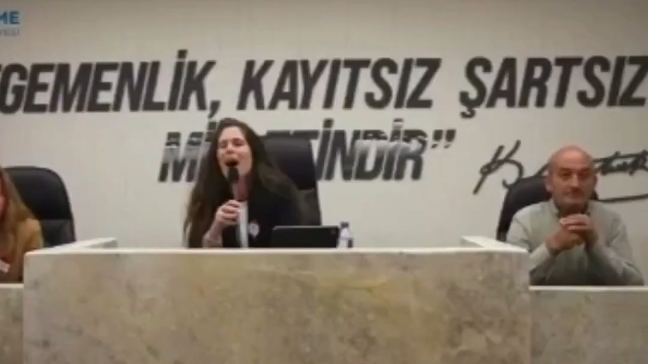 Çeşme Belediye Başkanı Lal Denizli meclis toplantısında konuşurken