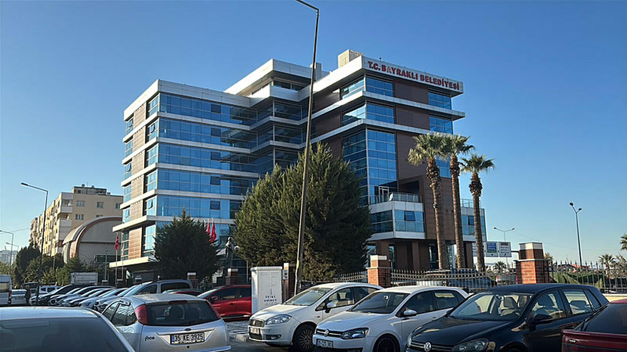 İzmir'de Cumhuriyet Halk Partisi'nin yönettiği Bayraklı Belediyesi'ne şafak operasyonu: 48 kişilik listede kimler var?
