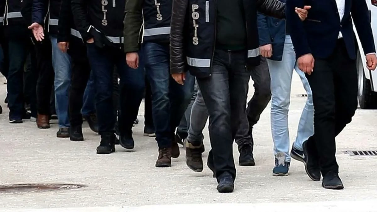 İzmir'de FETÖ operasyonu: 4 ilde 21 gözaltı, ekipler o isimlere meğer başka bir yerden ulaşmış