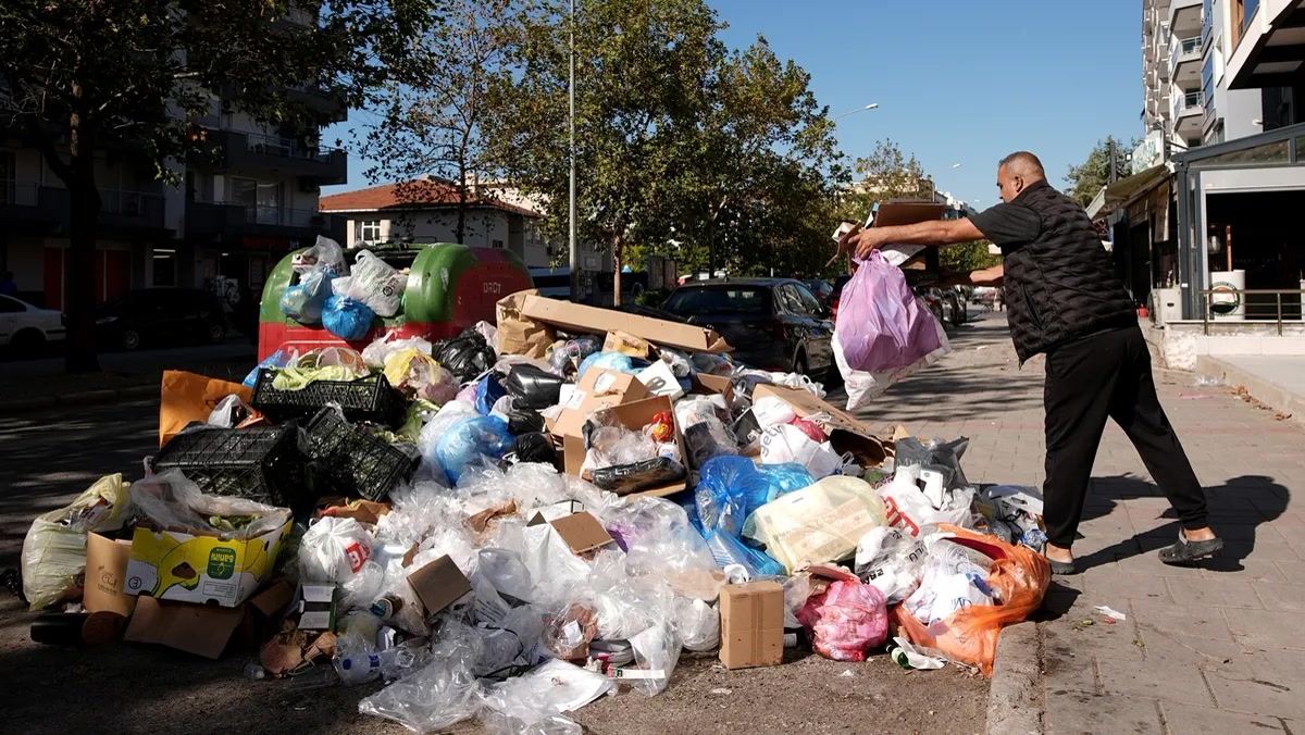 İzmir Karşıyaka'da sokaklar çöple doldu: belediyenin verdiği gerekçe vatandaşı ikna etti mi?