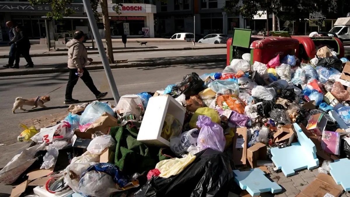 İzmir Karşıyaka'da sokaklar çöple doldu: belediyenin verdiği gerekçe vatandaşı ikna etti mi?