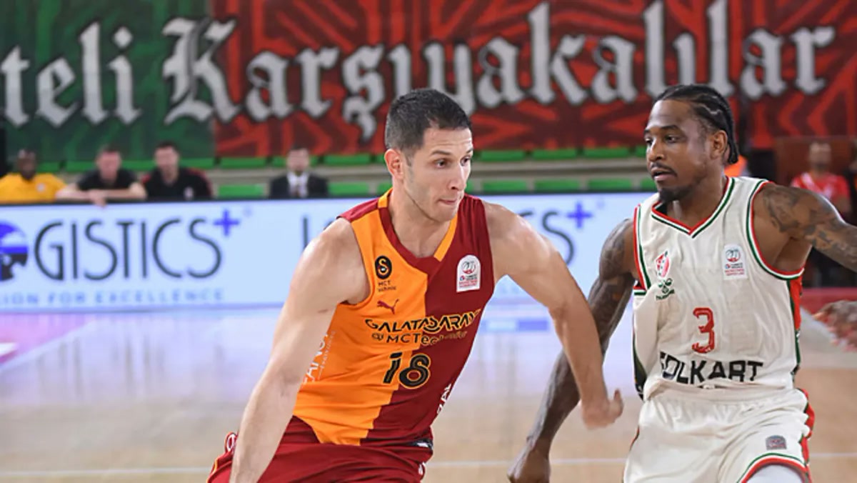 İzmir Karşıyaka'da Karşıyaka - Galatasaray basketbol maçında 8,5 saniye kala Galatasaray 3 sayı öndeydi; seyir