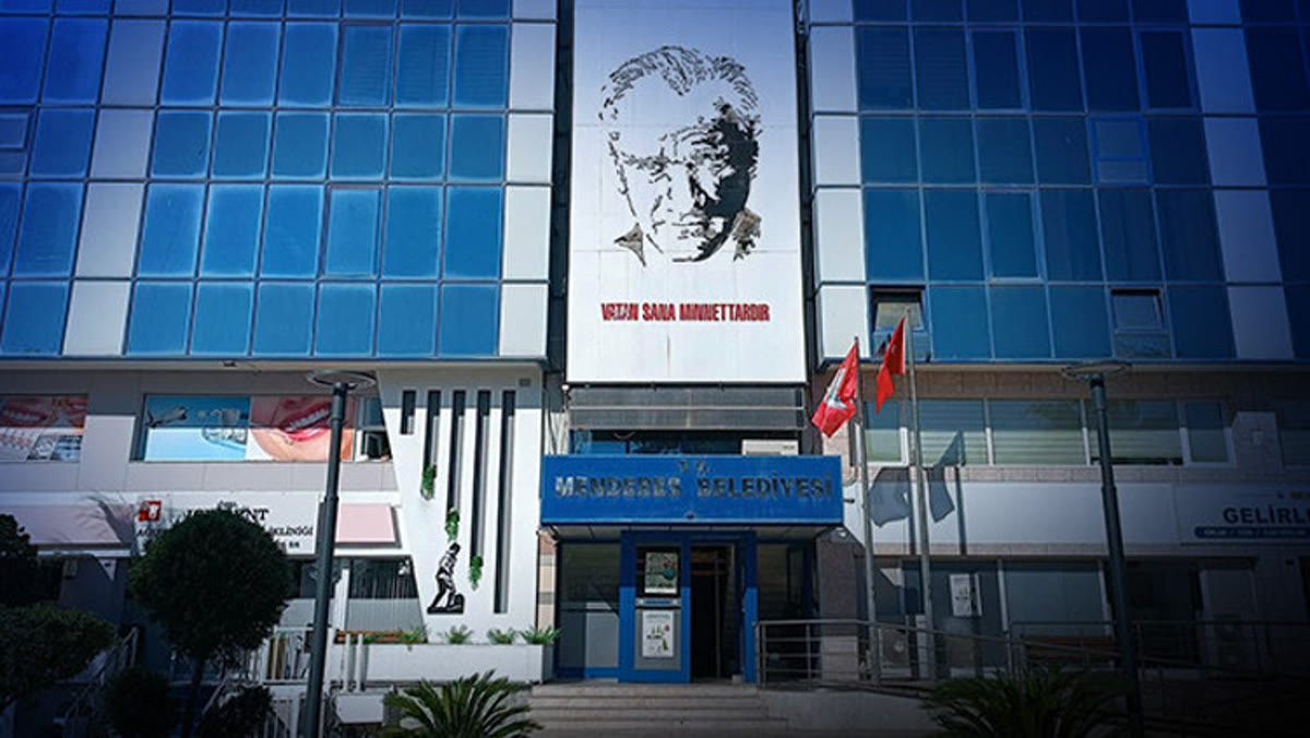 KAPAK ADAYI - Menderes Belediyesi'nin gerçek bina fotoğrafı, yatay ve net (Hürriyet haberinden).