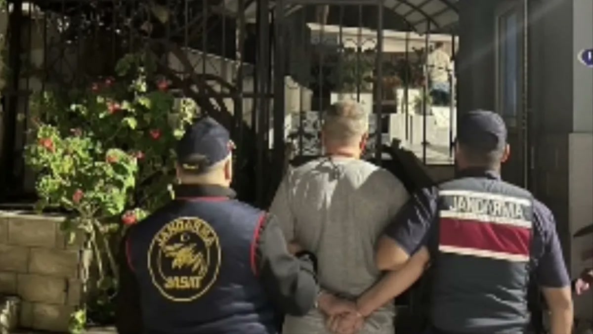 İzmir Menderes'te 33 suç kaydı olan firari hükümlü evdeki gizli bölmeye saklandı; jandarma o evde öyle şeyler 