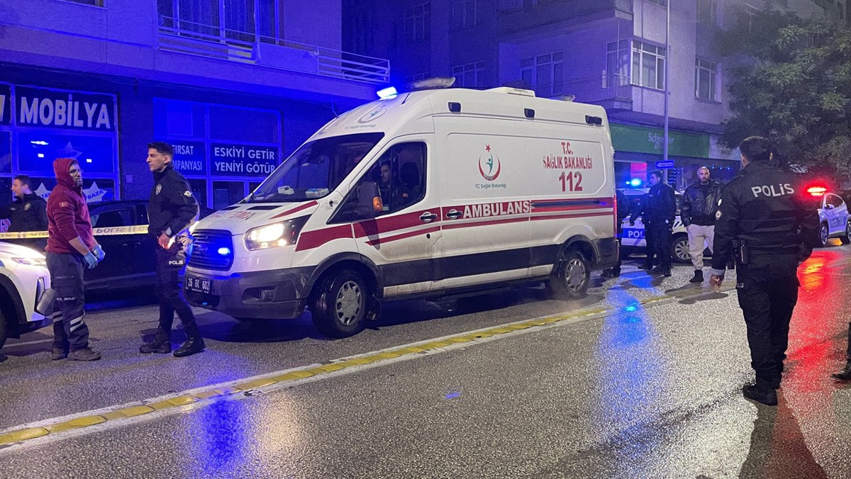 İzmir Menderes'te otobüsten inen bir aile yolun karşısına geçmeye çalıştı: Panelvanın sürdüğü o birkaç saniye 