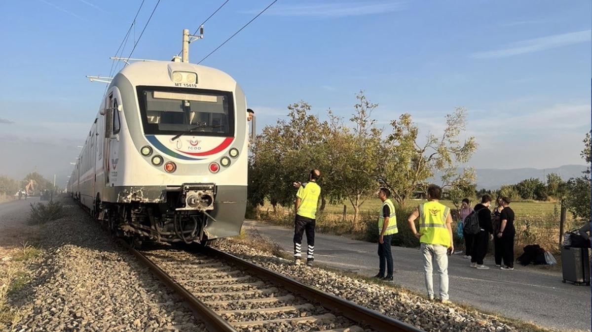 İzmir Bayındır'da tren kazası: hemzemin geçitte tren traktöre çarptı, traktörde kimler vardı?