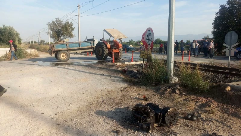 İzmir Bayındır'da tren kazası: hemzemin geçitte tren traktöre çarptı, traktörde kimler vardı?