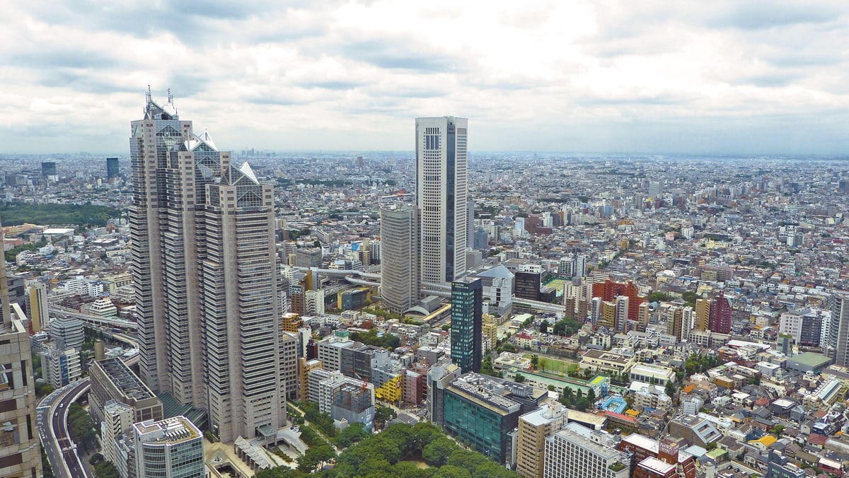 Tokyo'nun Şinjuku semtinde gökdelenler ve şehrin üstten görünümü