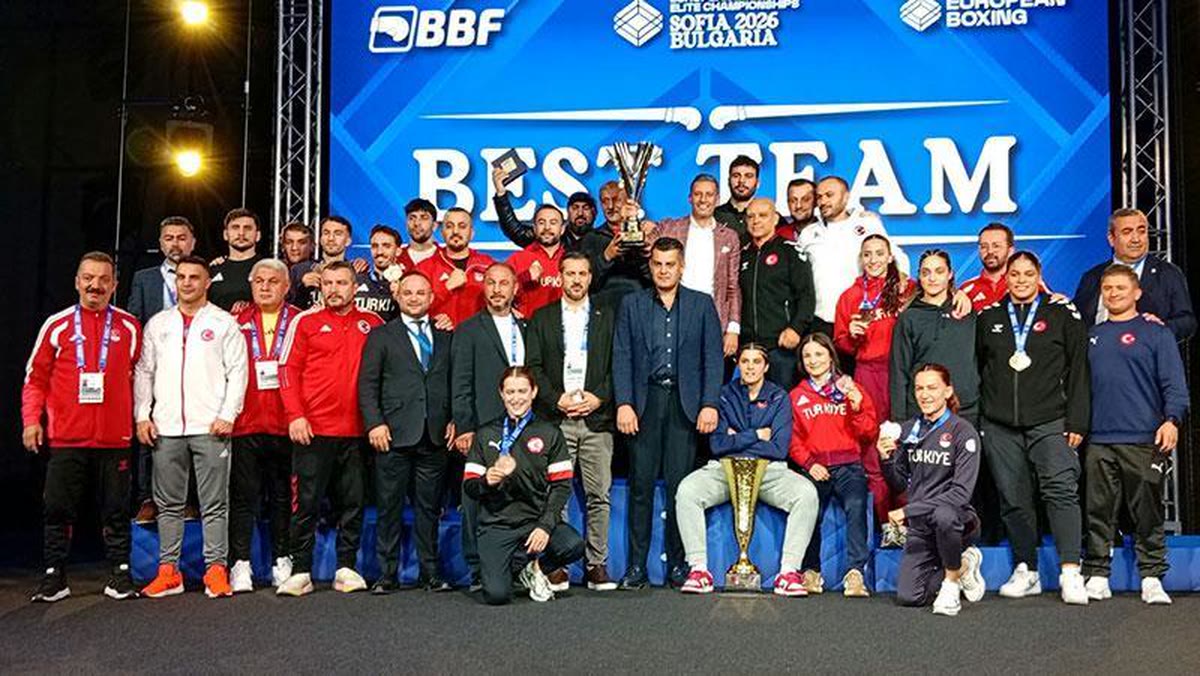 Türkiye Kadın Boks Milli Takımı Sofya'da en iyi takım kupasıyla