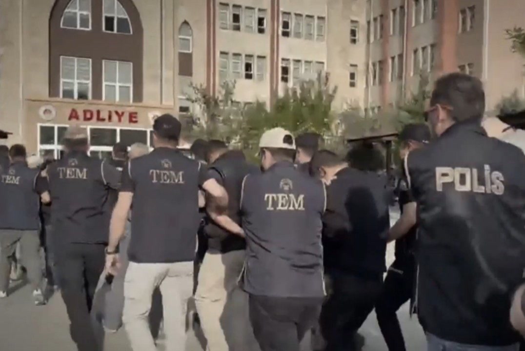 Kahramanmaraş'ta Kul Sadi Yüksel'in ters kelepçeli görüntüsü ortalığı karıştırdı: İçişleri Bakanı'ndan öyle bi