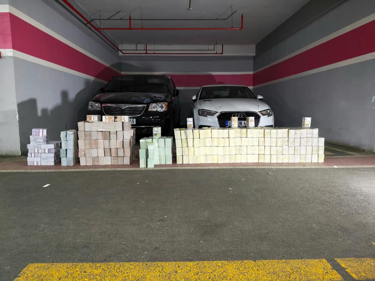Kara Haydar operasyonunda Maslak'taki otoparkta ele geçirilen euro ve dolarlar ile iki otomobil