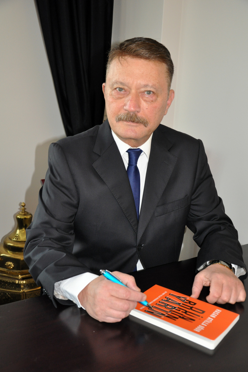 Emekli Jandarma Albayı Hasan Atilla Uğur'un masa başında portresi (dikey 800x1200)