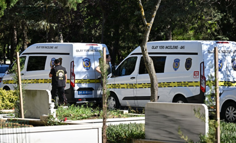 Mezarlıkta olay yeri inceleme araçları ve jandarma/polis ekipleri (soruşturma kapsamındaki inceleme karesi, Saba
