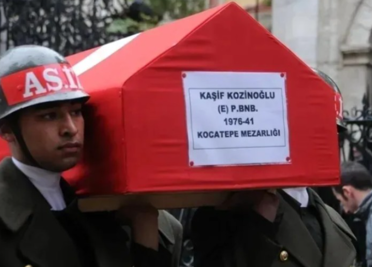 Kozinoğlu'nun 2011'deki cenazesi: askerlerin taşıdığı Türk bayrağına sarılı tabut (etikette 'Kaşif Kozinoğlu (E)