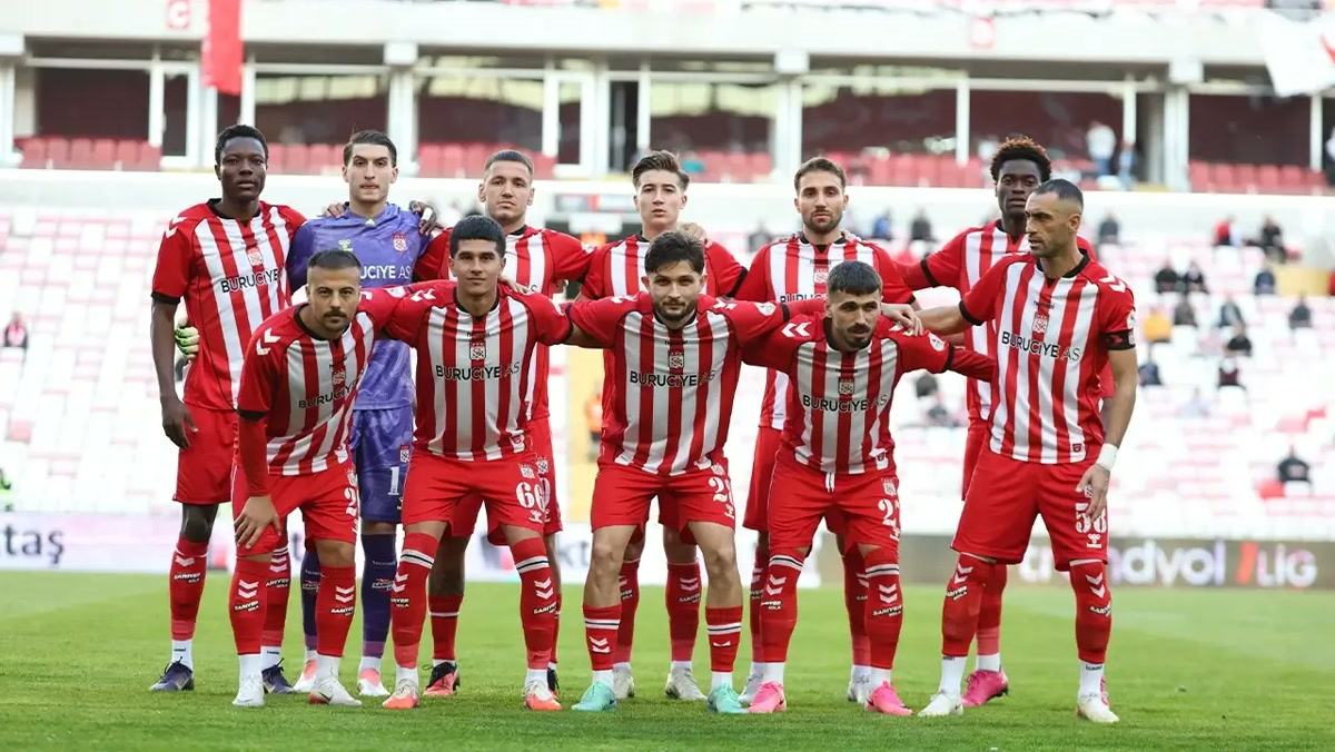 Kayseri'de 5 gollü Kayserispor - Manisa FK maçı bitti, TFF 1. Lig'de Bursaspor ile Antalyaspor'un hesabı bir g