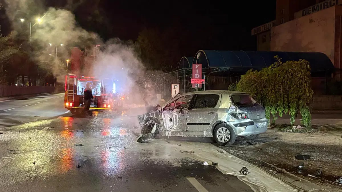 Kayseri Melikgazi'de sabaha karşı araç yangınında üç otomobil alev topuna döndü: içeridekiler nasıl kurtuldu?