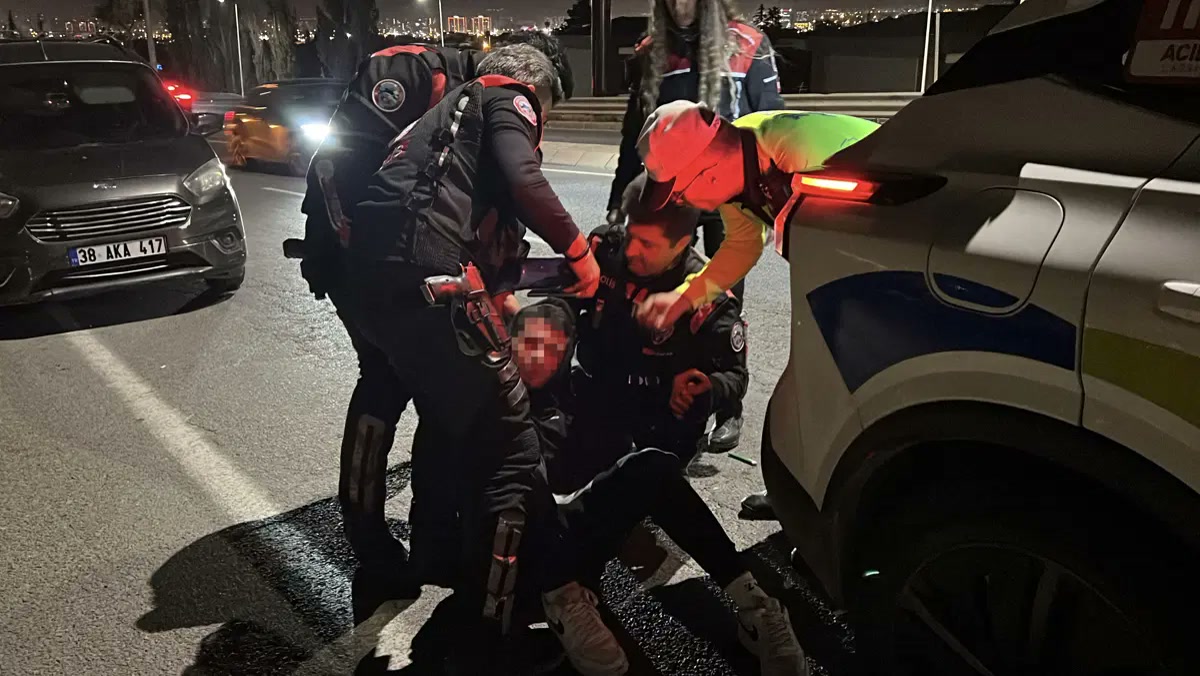 Kayseri'de dur ihtarına uymayan 17 yaşındaki ehliyetsiz sürücü makbuzdaki rakamı görünce sinir krizi geçirdi: 