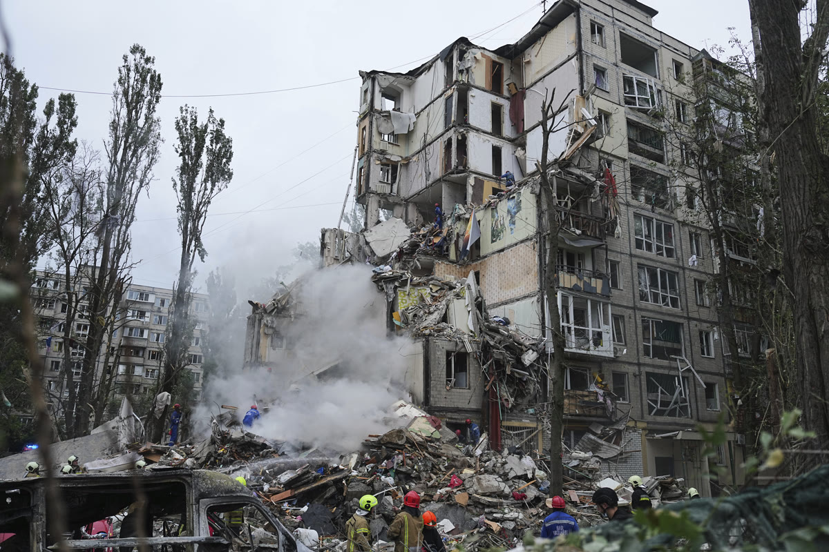 Kurtarma ekipleri Kiev'de yıkılan bina enkazında çalışıyor (AP)