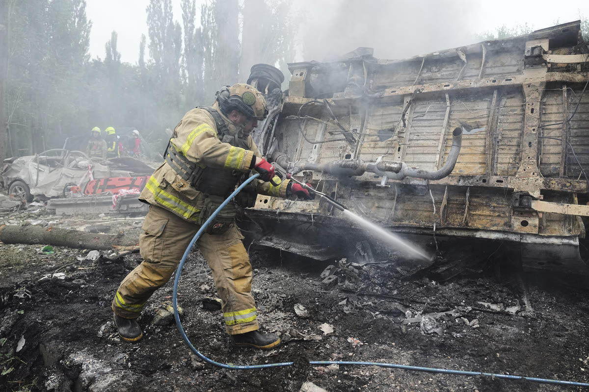 İtfaiye ekipleri Kiev'deki saldırı sonrası yangını söndürüyor (AP)