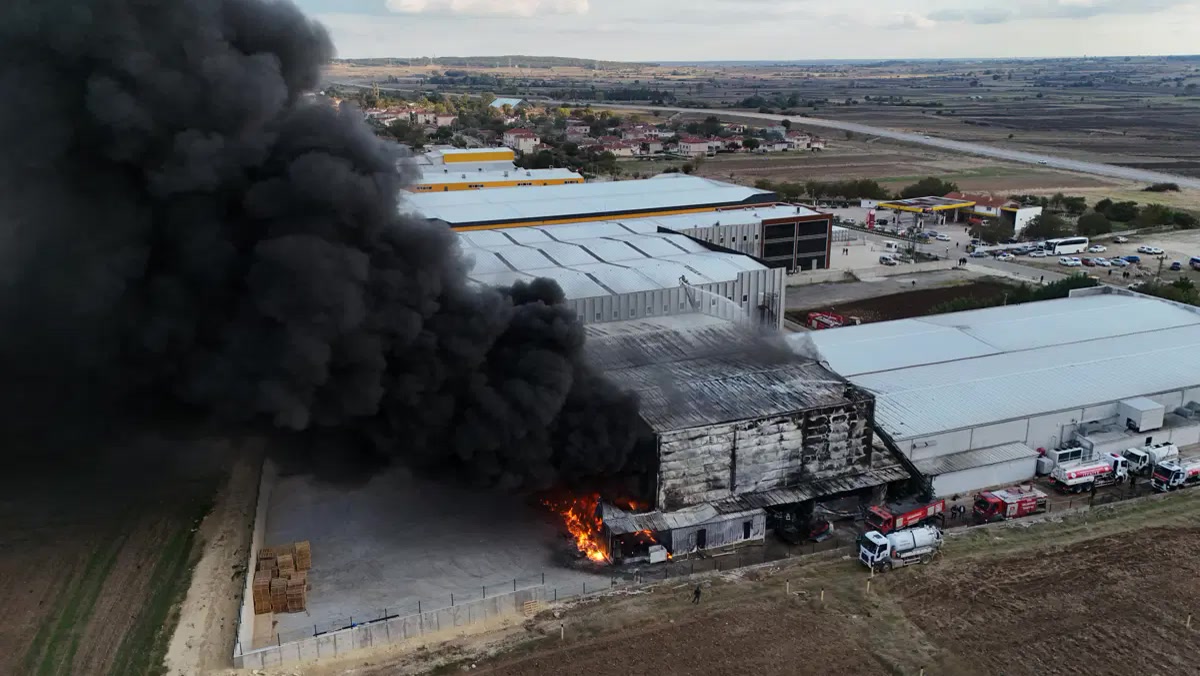 Kırklareli Çakıllı'da ilaç fabrikasını alevler sardı: dumanı gören çevre iller bile ekip gönderdi