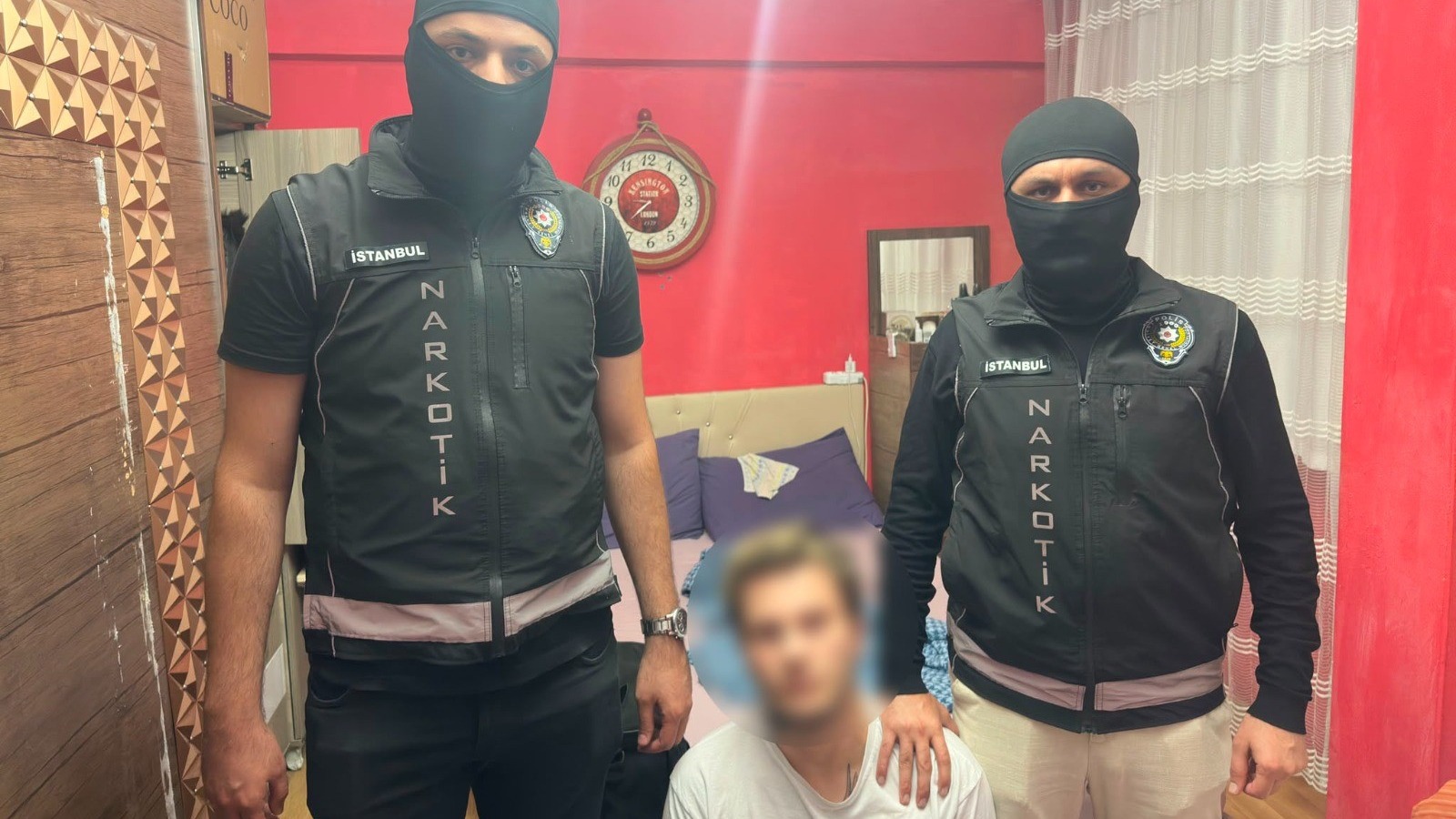 NTV'nin haberinde kullanılan, operasyonu ve gözaltı sürecini yansıtan haber görseli (kapak için uygun, üzerinde yazı/log