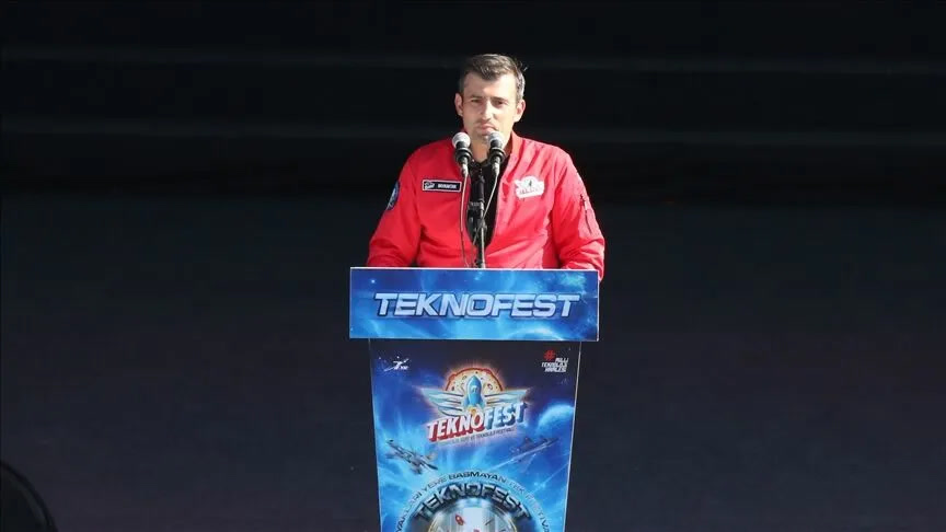 Selçuk Bayraktar TEKNOFEST Güneydoğu açılış programında TEKNOFEST kürsüsünde konuşuyor; arka plan koyu sahne. 864x486.